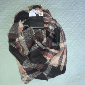 Nicole’s boutique. NWT. Infinity scarf